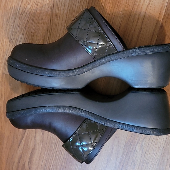 Crocs Cobbler leather/patent leather quilt strap brown heeled clogs, size 9. - Picture 4 of 10